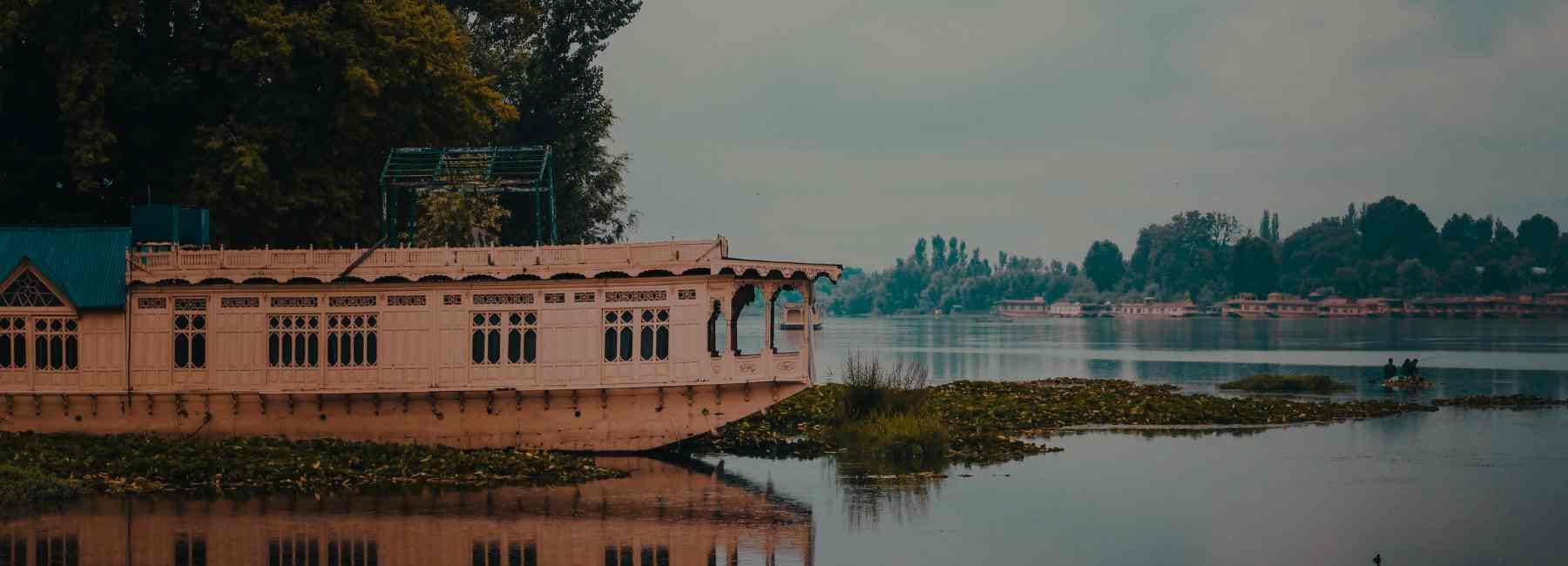 Cherished Valleys of Kashmir – A Relaxed Family Getaway with Shikara Ride